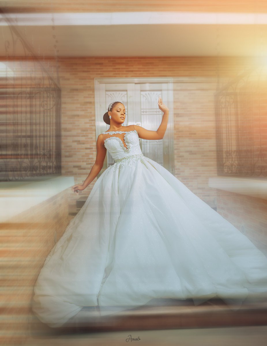 A dream whispered, a bride answered.
✨🤍🤍🥰

#arowolophotography #bridedress #bridetobe #nigerianweddings #loveweddingsng #bridal #makeupartist #weddingphotographer #lagosweddings