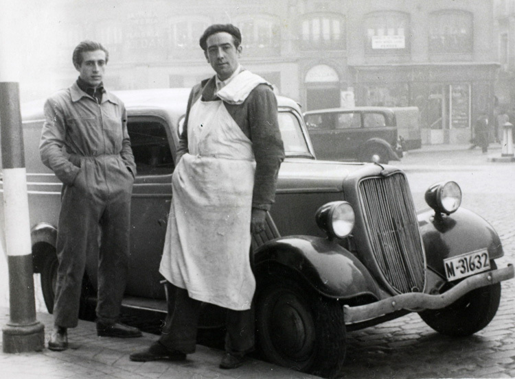 📷Cristóbal y Félix, repartidores de la cafetería California, en la Gran Vía, 1957. Colección “Madrileños” (Nieves Salgado Pascual), ARCM.