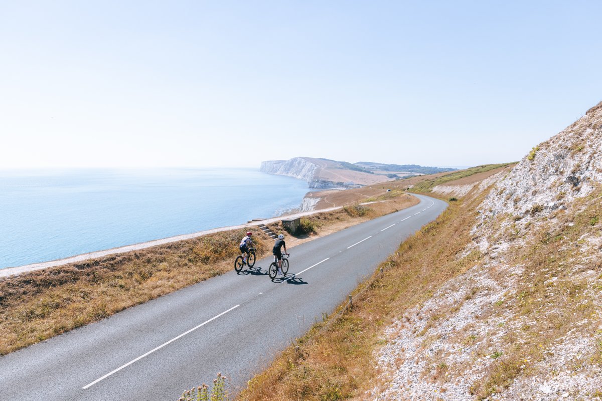 Round the Island in Top 5 Cycle Routes in UK & Ireland!🚴 @BigSevenTravel has released its ranking of the 'Best Cycle Routes in the UK & Ireland', and the #IsleofWight's Round the Island Route makes it into the top 5.🤩 ℹ️bit.ly/RTIRTop5 🗺Route: bit.ly/RTIRRoute