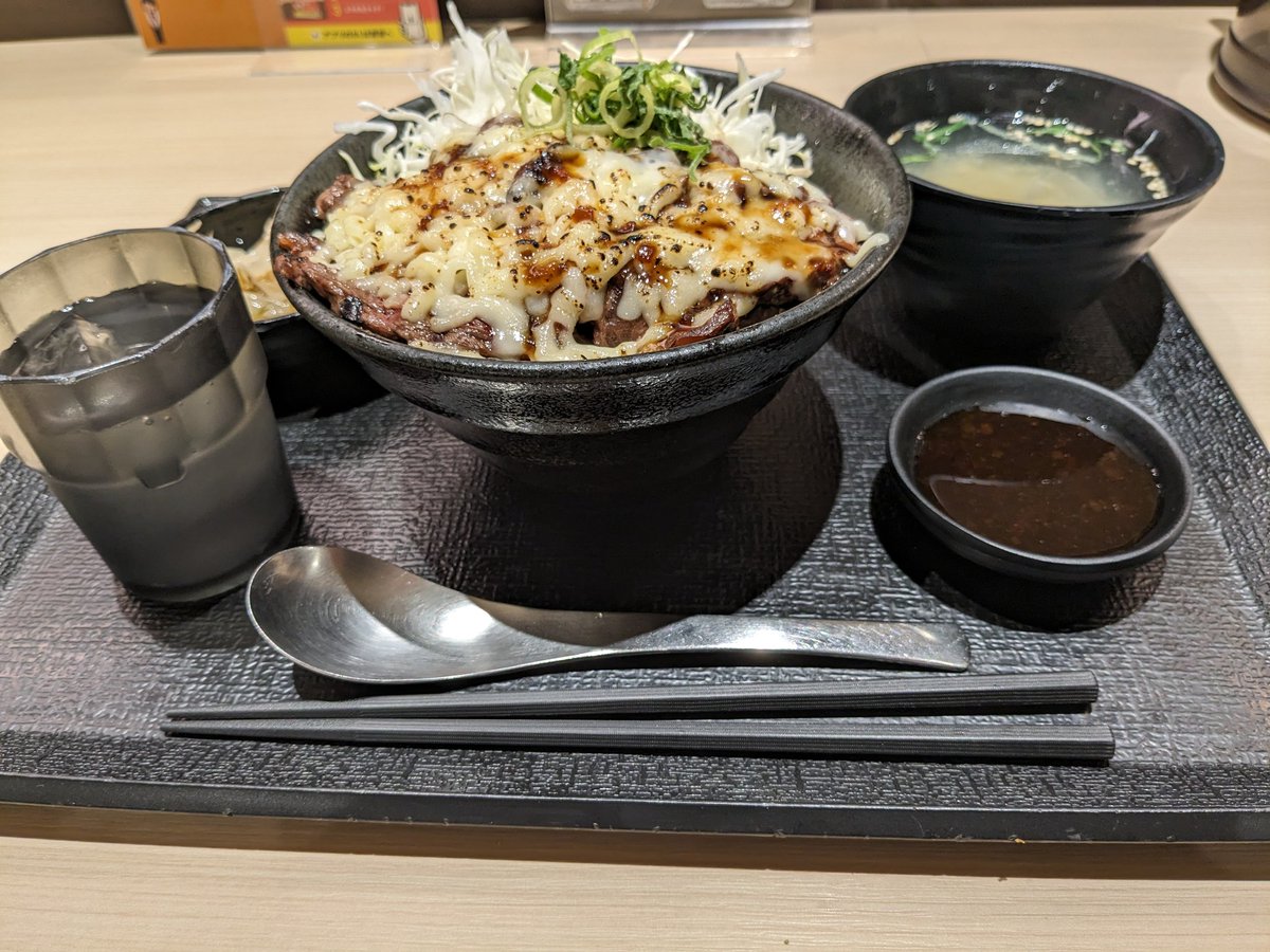 今日は、9の付く日で、肉増しの日やったので、今日もまた晩御飯にこれ食べました。