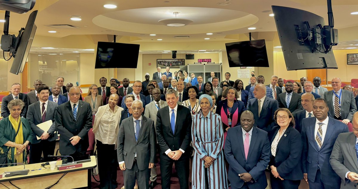 The @AfricanUnionUN hosted an informal dialogue b/w the #AfricanGroupUN & @EUatUN Member States. Discussions focused on various priorities leading to the #SummitoftheFuture, incl: the New Agenda for #Peace, #GlobalGovernance, #FfD, & #Agenda2030/#Agenda2063.