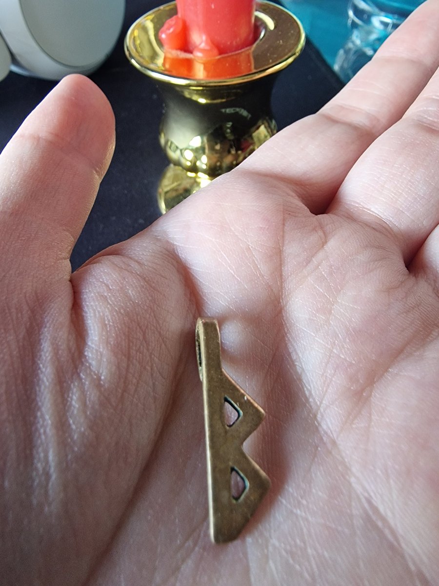 eloriafamadria's tweet image. Encontré mi colgante perdido de la runa Berkana (ᛒ) mientras barría. Es un símbolo de amor y regeneración (entre otras cosas) en el #Futhark antiguo. #runas #runes #mitología