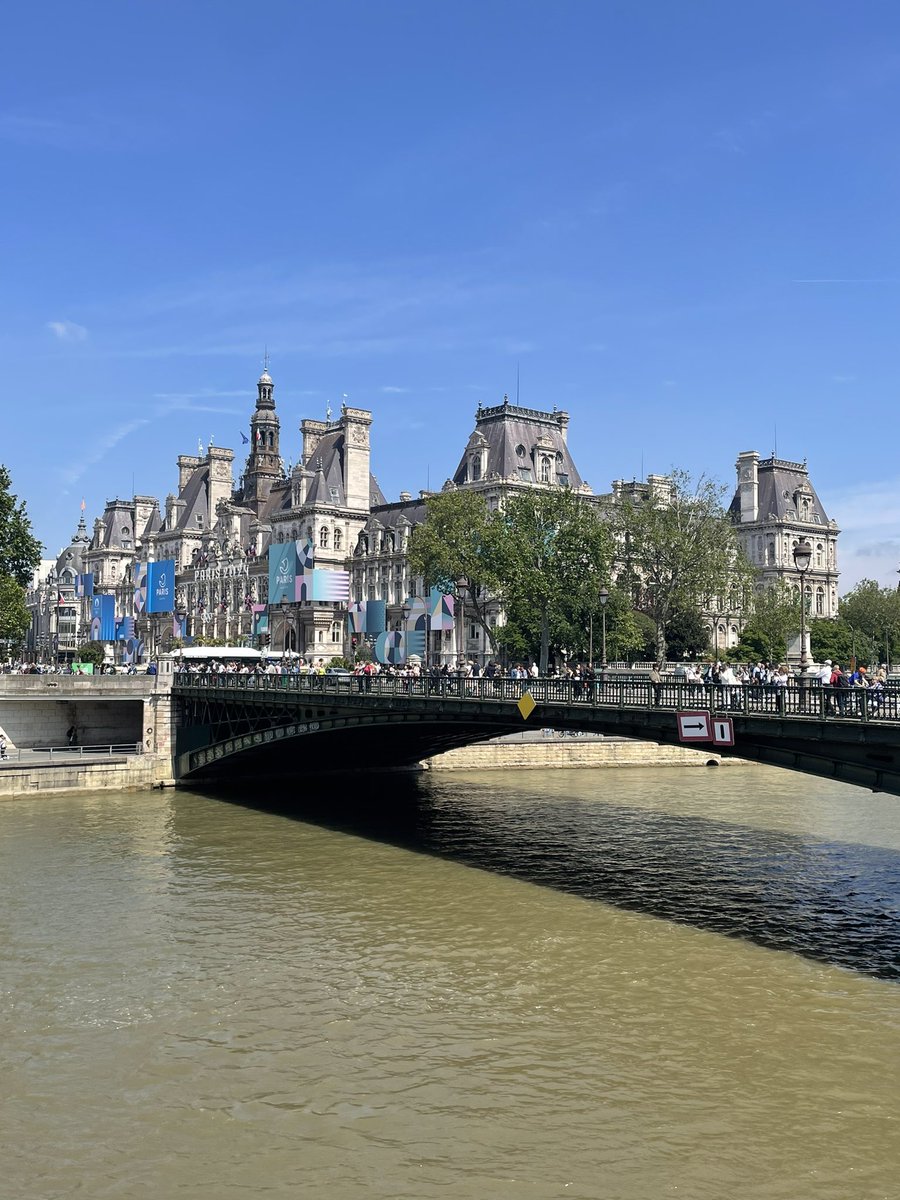 Enfin du soleil pour aller boire son  sur une terrasse dans le Marais 
#LoveParis