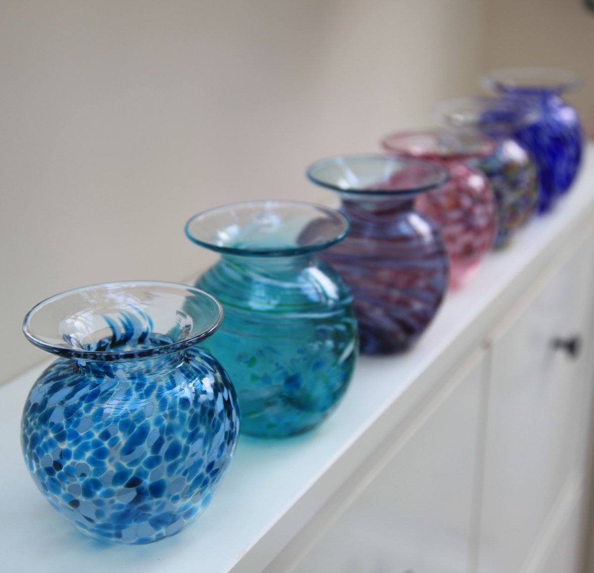 Our stunning Posy Vases come in a range of contemporary colours, styles & sizes. 

Find the perfect addition for your home spaces in our shops or online

l8r.it/pQFZ

#homedecor #bathaquaglass #madeinbath #blownglass #vases #visitbath #bathartisans #summerinbath