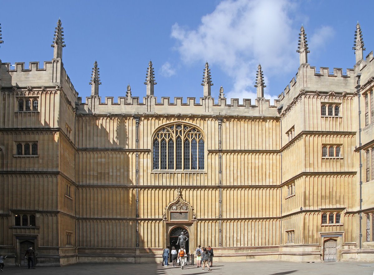 Personalise your walking tour of #Oxford with your own private guide and choose from a plethora of themes. 🚶‍♂️😍

Get in touch with our team to book your private tour ➡ bit.ly/3laUvOr

#OfficialToursOx #ExperienceOx
