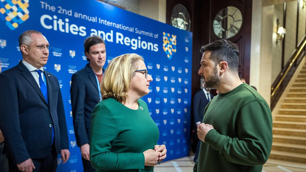 During a surprise visit to Ukraine, German Minister for Economic Cooperation and Development Svenja Schulze pledged further assistance to #Ukraine. A grant agreement worth €45 million was signed between the KfW* and Ukrenergo. The funds will be used to repair damaged parts of…