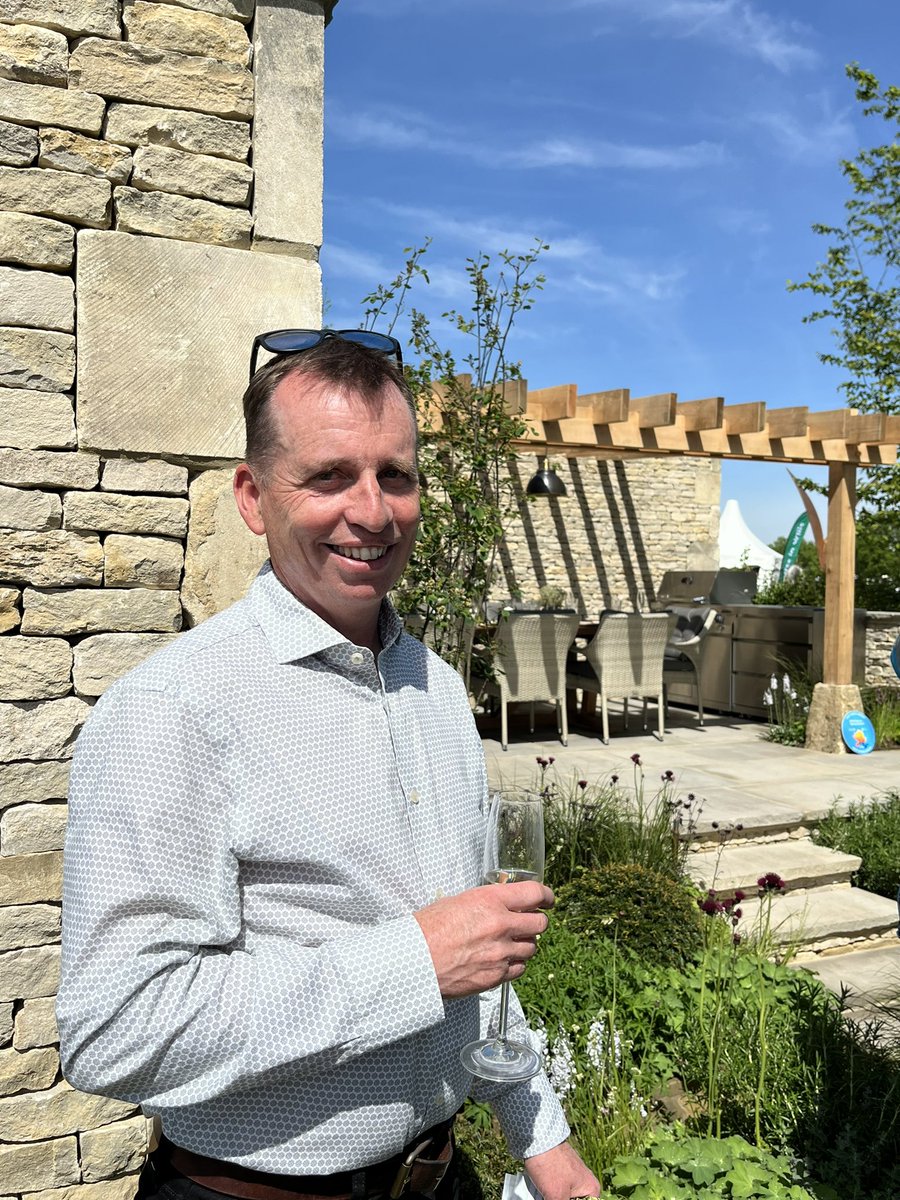 A beautiful day here at #rhsmalvern. Good to see #Cotswolds designer @MarkyboyDraper getting a hat-trick of awards. #gardening