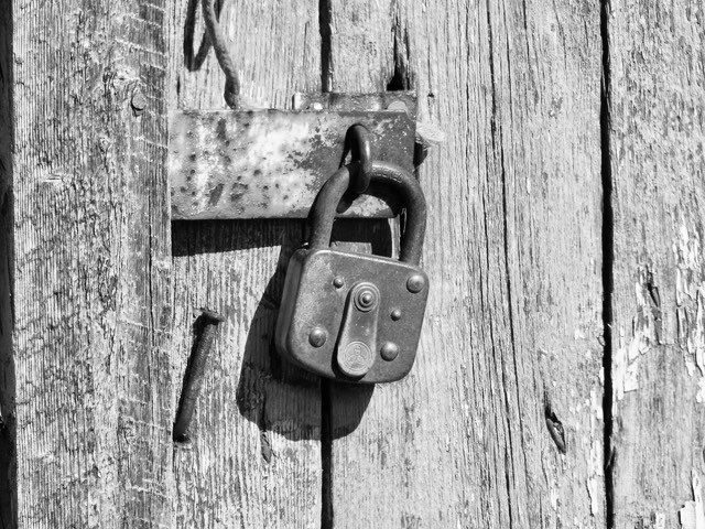 My B&W picture this morning is one of the many old fashioned padlocks I see on the local fish sheds in this area. I hope your week is going well. Can you believe the weekend will be here again so soon? Until tomorrow then friends…..