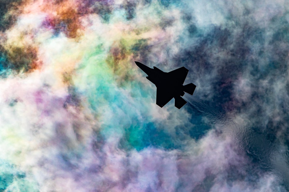 ちょうどF-35が彩雲を通ったのでこれはと思い撮った一枚。思った以上に色が出た。

岩国基地フレンドシップデーF-35Bデモにて