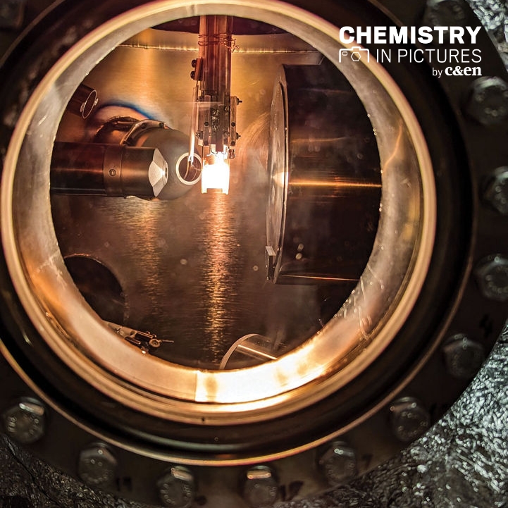 This material shines under harsh conditions. It’s called zirconium diboride, and it starts glowing when it’s heated to around 1200 K. The ZrB₂ in this picture is being heated to over 2500 K. Read more about this #CENChemPics: cen.acs.org/materials/Chem…