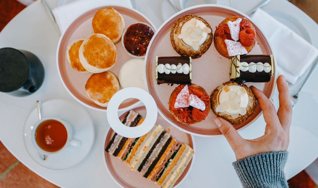 New opening: art’otel London Battersea Power Station: afternoontea.co.uk/uk/london/sout… Modern and colourful Afternoon Tea with stunning views across Battersea Power Station #BatterseaPowerStation #AfternoonTea