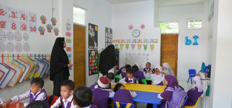 🌏#DYK? Our Realizing #Education’s Promise Project in #Indonesia so far rebuilt Madrasahs & trained 153,000+ teachers & education staff. By the end of 2024, about 11.6M students are expected to benefit from direct interventions to enhance learning. wrld.bg/XZNf50Rwmp6
