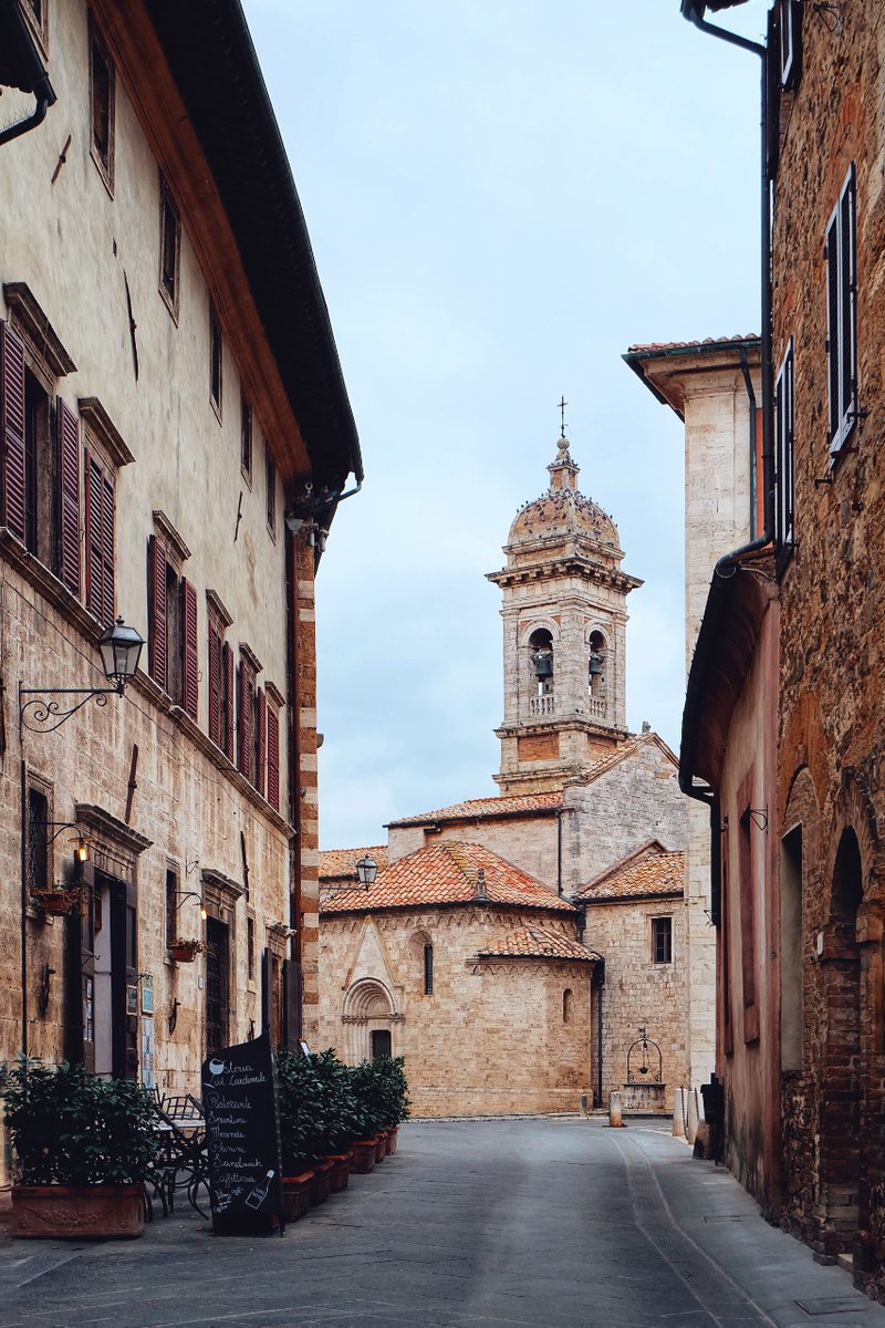 #comingsoon Through landscapes & culture starting from San Quirico d'Orcia, the 3rd recreational, motor & walking event called 'La Scarpinata' (The Trek) will be held on #May19. Read more bit.ly/Trekking-San-Q… Ph. Elisa Orlando