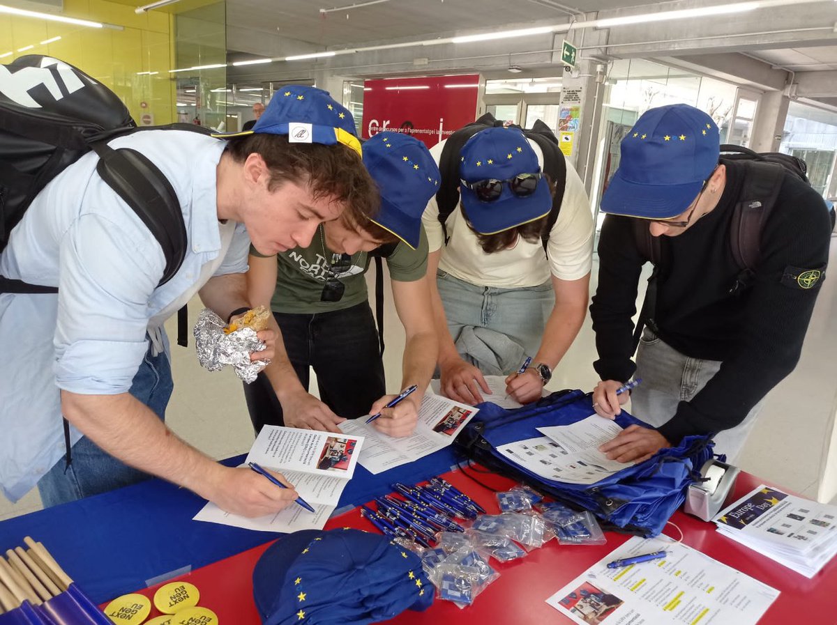 CRAI URV (@craiurv) on Twitter photo Avui, #DiadEuropa, els membres de la #comunitatURV han pogut demostrar els seus coneixements sobre la Unió Europea.
Aquí teniu unes imatges del #CRAIBellissens
Amb la col·laboració de <a href="/EUCareersUNICAT/">Treball i Pràctiques a la UE 🇪🇺 Equip UNICAT</a> (Ambaixadora UNICAT de la URV)
#cdeurv Avui, #DiadEuropa, els membres de la #comunitatURV han pogut demostrar els seus coneixements sobre la Unió Europea.
Aquí teniu unes imatges del #CRAIBellissens
Amb la col·laboració de <a href="/EUCareersUNICAT/">Treball i Pràctiques a la UE 🇪🇺 Equip UNICAT</a> (Ambaixadora UNICAT de la URV)
#cdeurv
