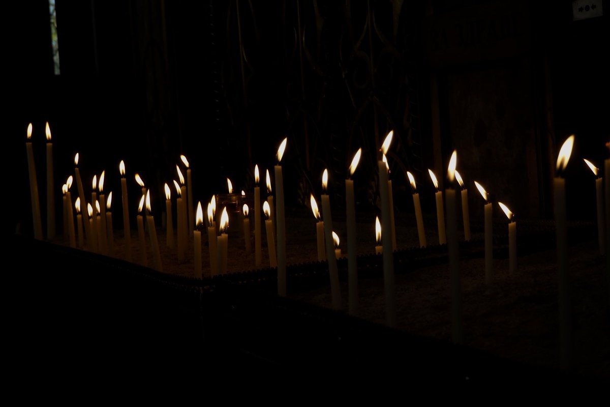 Balat’ta kilise dolandırıp yakılan bir mum, ülkenin iki ayrı ucunda fırtınalar yaratabilir. Felsefede buna kuzum hiç beklemediğin bir anda oluyor teorisi denir.