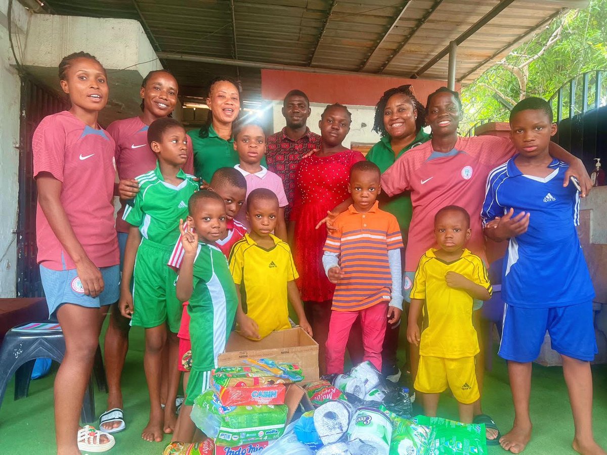 Nigeria’s U17 girls, Flamingos on Wednesday spent time with a care home in Abuja, during which they delivered a message of hope and gift items to the children. As ambassadors of goodwill, they sought to uplift the spirits of the children and spread joy. #NFFFlamingos 🇳🇬🇧🇫