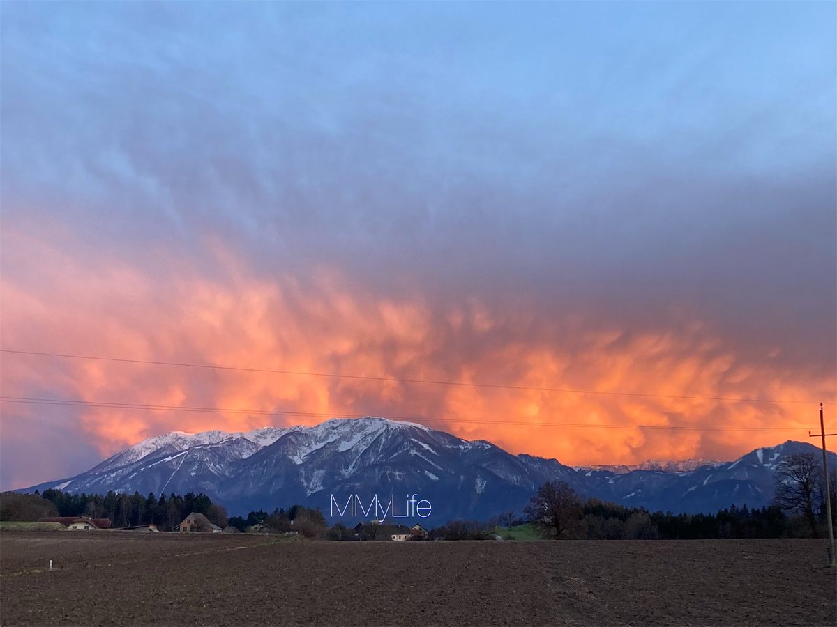Cloud Play with magical glow…🌄 #NaturePhotography #Austria 🇦🇹 #MountainLover #Petzen #Karawanken 🏔️ @StormHour @ThePhotoHour ☁️ #ThursdayFeeling #ThursdayMagic 💗💙🧡