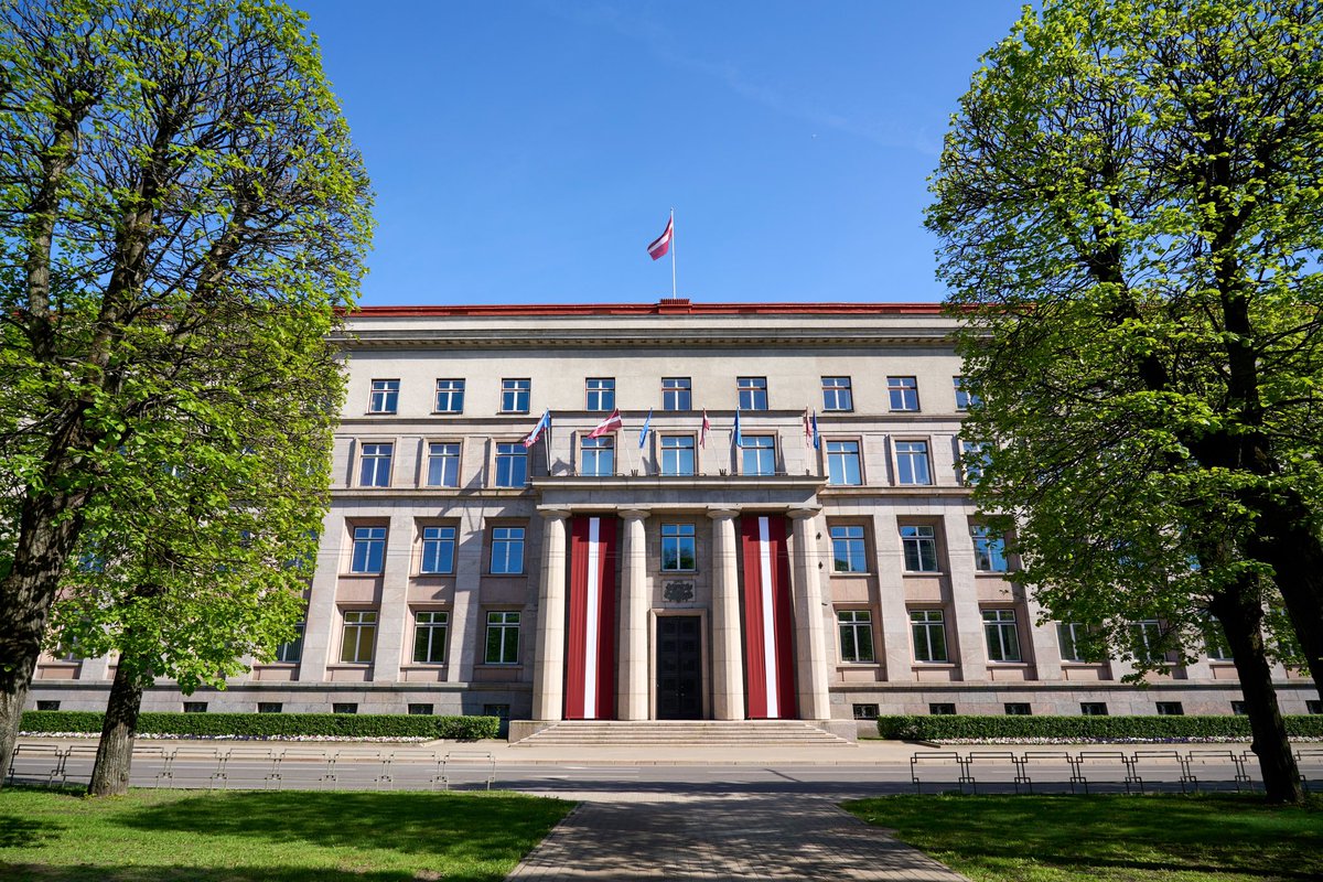 Pavasara ziedu dobē pie Ministru kabineta ēkas šogad iestādītas puķes atveido abu starptautisko organizāciju - ES un NATO - karogus, simbolizējot Latvijas kā aktīvas un sadzirdētas dalībvalsts ieguldījumu un ieguvumus 20 gadu garumā. #LatvijaESNATO20