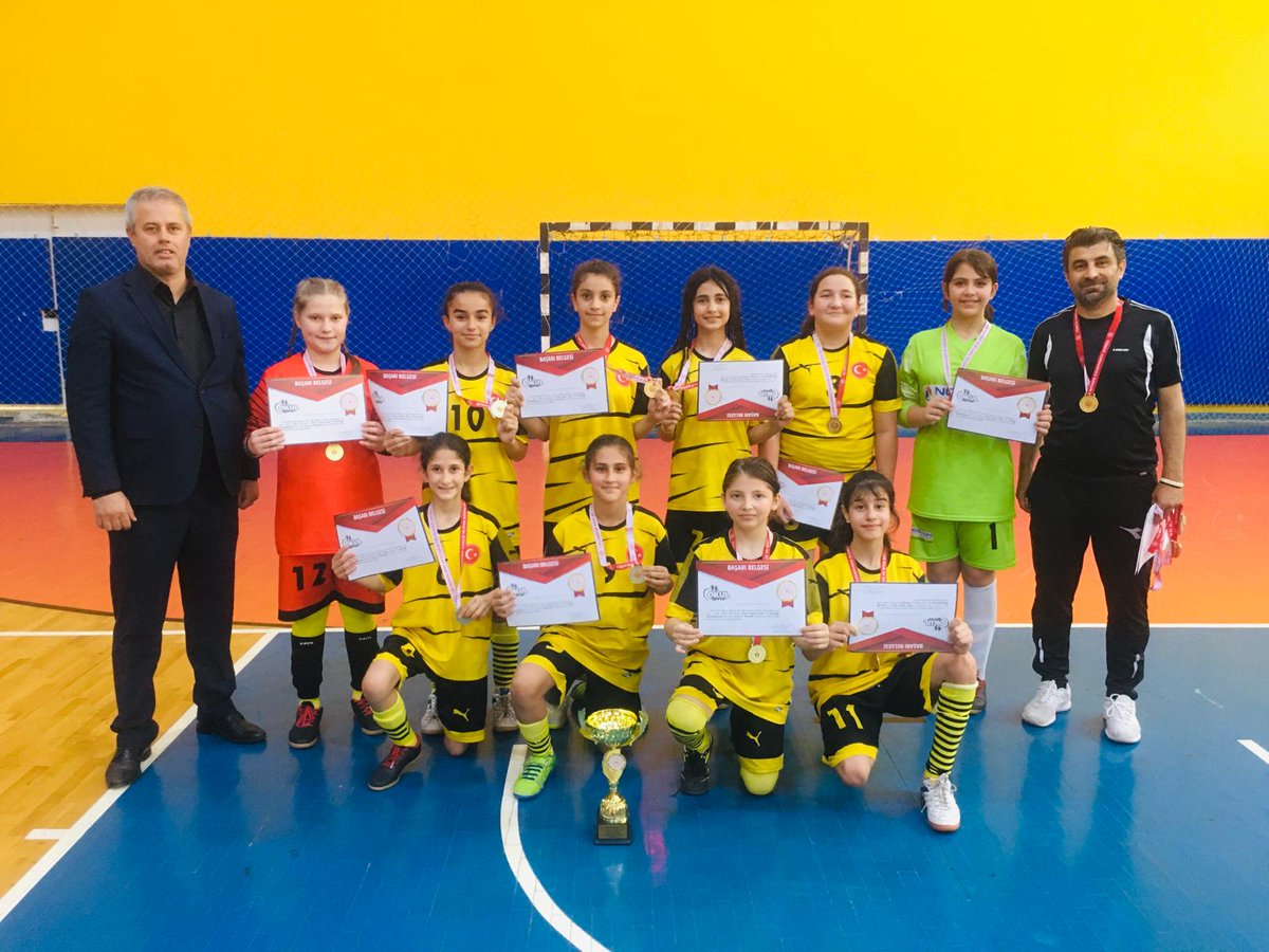 Bornova Vali Hüseyin Öğütcen spor Salonu Futsal Küçük Kızlar İl Müsabakaları sona erdi. Dereceye giren Sporcularımıza ödül töreni ile madalyaları takdim edildi. 📍Bornova