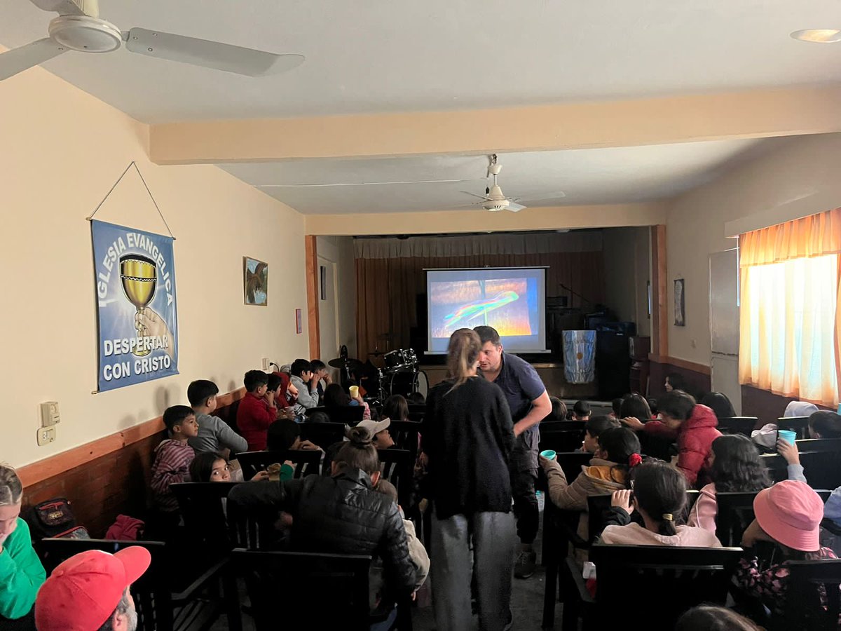 SubSecGobierno's tweet photo. En el Comedor Mil Manitos se realizó otra  nueva Jornada de Cine por parte de la Dir. de Acción Comunitaria📽 
 Más de 40 chicos que asisten al comedor pudieron disfrutar una tarde de entretenimiento  👐 
@jaimemendezh 
@NigroFrancisco https://t.co/oDPyky55k8