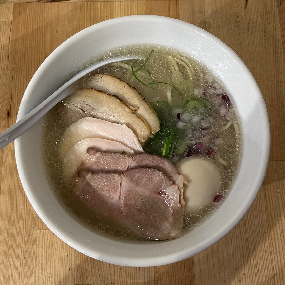 07_25n's tweet photo. 久しぶりにラーメン投稿
ラストオーダー前にお邪魔しちゃいましたが
とても美味しかった。
はまぐりがドーーーンッて凝縮されてる
だけど塩の良さも他の味も活かされてる
久しぶりに感動したラーメン

蛤麺しちり https://t.co/05QTBPnoI8
