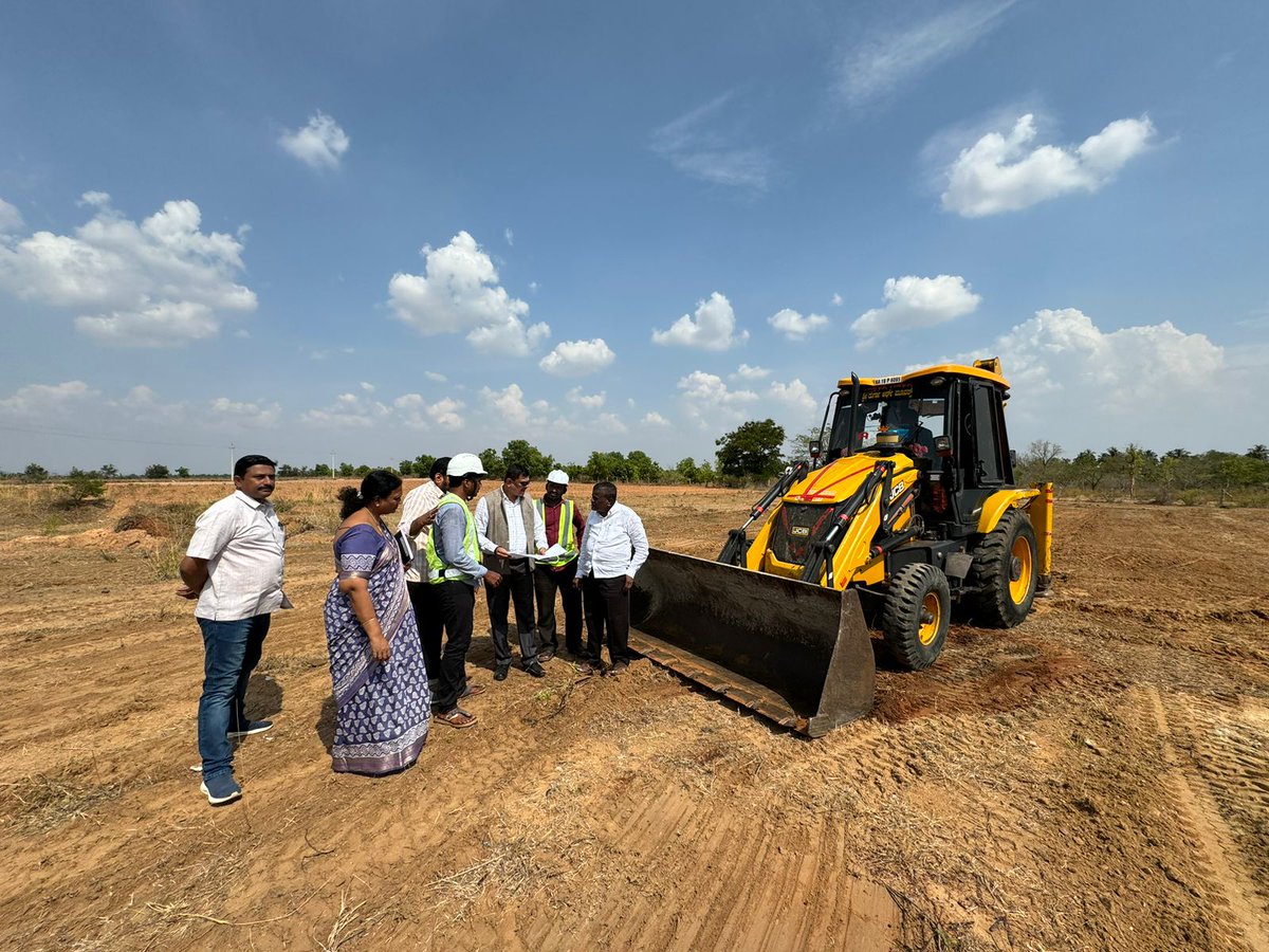 ಫೀಡರ್ ಮಟ್ಟದ ಸೌರೀಕರಣ ಮೂಲಕ ರೈತರ ಪಂಪ್‍ಸೆಟ್‍ಗಳಿಗೆ ಸೌರ ಶಕ್ತಿಯಿಂದ ವಿದ್ಯುತ್ ಸರಬರಾಜು ಮಾಡುವ ಕುಸುಮ್  ಸಿ ಯೋಜನೆಯಡಿ ಎಂಇಐಎಲ್ ಸಂಸ್ಥೆಯು ಚಿತ್ರದುರ್ಗದ ನೀರಗುಂಡ 66 ಉಪವಿಭಾಗದ ಮರಭಾಗಟದಲ್ಲಿ 3.1 ಮೆ.ವ್ಯಾ ಹಾಗೂ ಕಂಚೀಪುರ 66ನೇ ಉಪವಿಭಾಗದಲ್ಲಿ 5.4 ಮೆ.ವ್ಯಾ. ಸಾಮರ್ಥ್ಯದ ಘಟಕ ಸ್ಥಾಪಿಸಲಿದ್ದು,  ಕಾಮಗಾರಿಯ ಪ್ರಗತಿ ಪರಿಶೀಲನೆ.