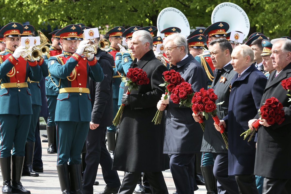 Buenos días mundo. #DíazCanelEnRusia 🇨🇺❤️ De las fotos del día: Vladímir Putin, nuestro presidente @DiazCanelB y otros líderes depositaron flores en la Tumba del Soldado Desconocido