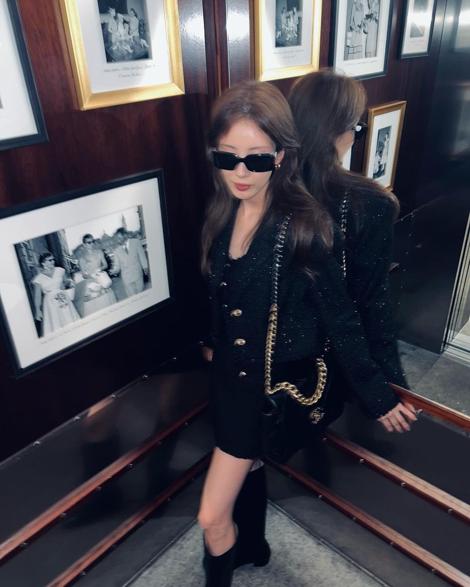 Embracing the glamour of the moment as I snap photos against a mirrored corner, dressed to impress in my finest attire and accessorizing with stylish glasses for a touch of flair. 💋