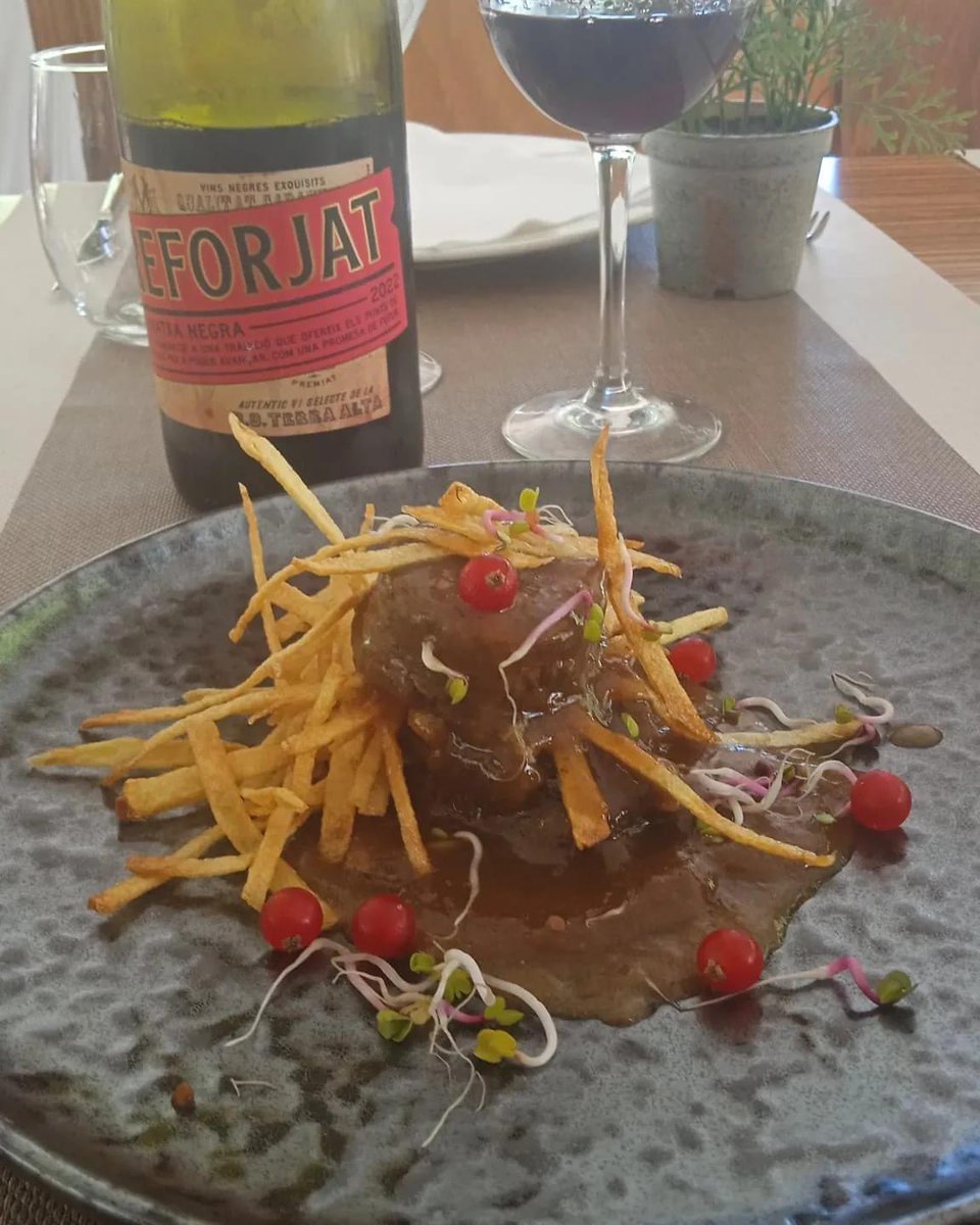 Al @corcegasalou el Big bang de vedella amb patates palla 😋🍷. Avui gaudeix del #tastasalou👏👏 
.
#gastronomia #cultura #cuina #catalunyafoodies #catalunyawine #tasty #platillos #vins #caves #wine #winelovers #salou #saloufood #saloufoodexperience #rutagastronomica #vicatala