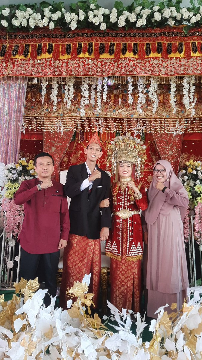 Seneng banget membersamai kedua cowok ini akhirnya sampe menikah...barakallah ya