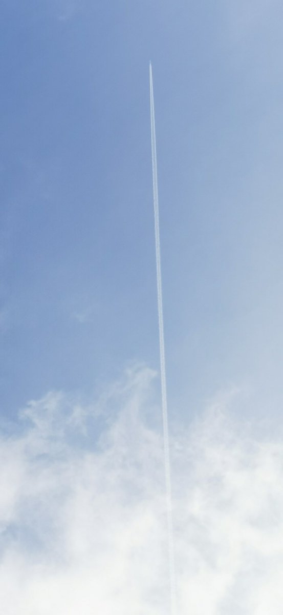 After a tupperware lid for most of day, sky starting to clear. Here is British Airsprays shit jet spraying what bit of blue we've got. #skykuntz #Traitors #britishairways #BA