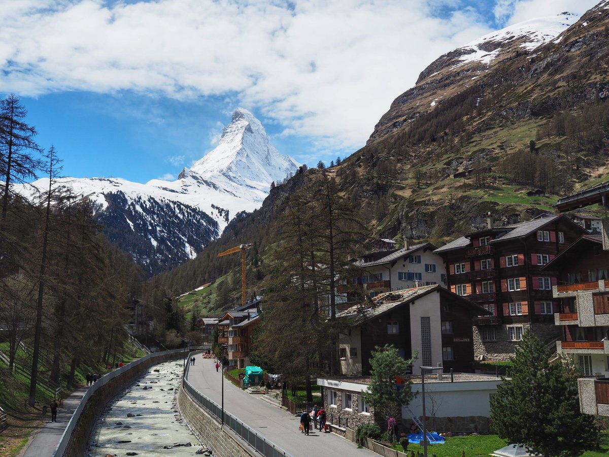 スイス🇨🇭旅所感

山岳地帯ならではの絶景や牧歌的な風景に大感動👍️
都市部の街並みもしっかり美しい。

どこも綺麗に整備されてるし食事も割と美味で交通機関も充実、観光立国とての本気度を感じられたな。

驚くほど物価高い(重要)がまだまだ見所多いし次は夏のシーズンに再訪したい……!