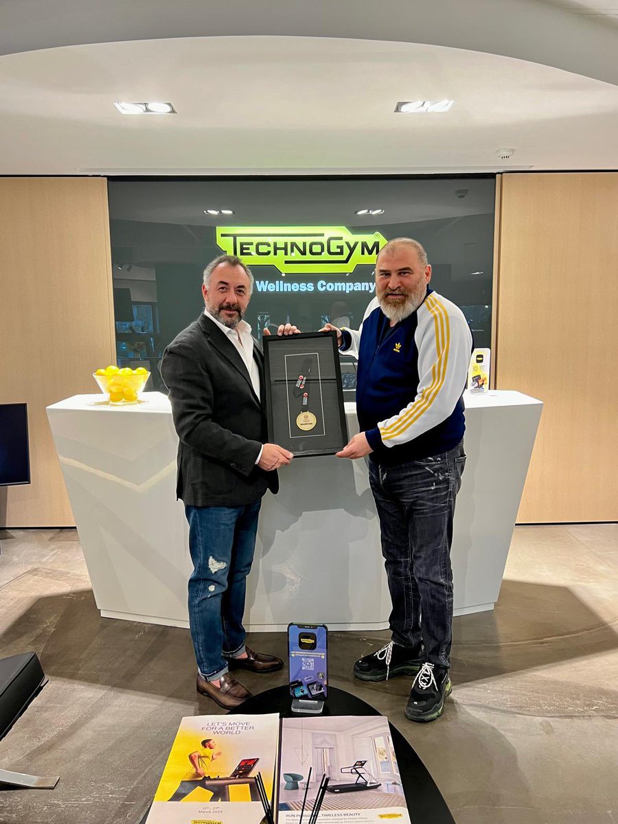 Ayağımızın tozuyla Fenerbahçe Bekomuzun sponsorlarından Technogym YKB’si Vittorio Zagaia’yı ziyaret ettik. Gerek basketbol gerek futbol şubelerimize büyük destek veren Technogym Ailesine, bu sene erkek basketbolda kazandığımız Türkiye Kupası madalyamızdan hediye ettik…