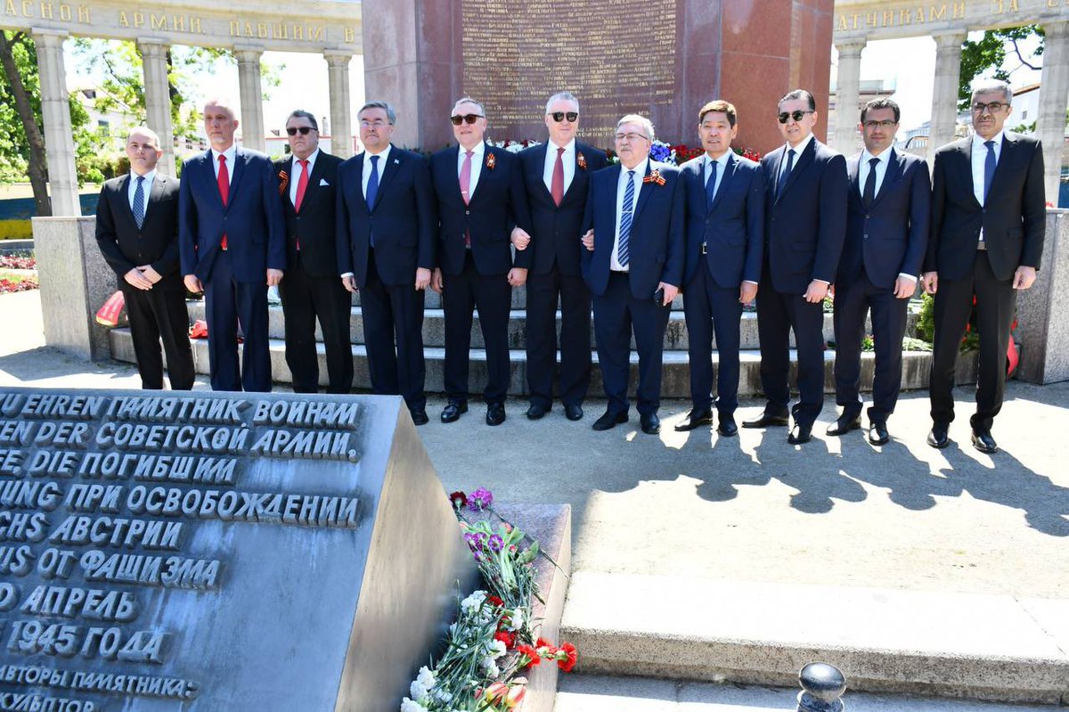 ⭐️ Wien, am 9. Mai 2024 Leiter der russischen Vertretungen in Wien zusammen mit ihren Kollegen aus den GUS-Staaten 🇷🇺🇧🇾🇦🇲🇰🇿🇰🇬🇹🇯🇹🇲🇺🇿 legten feierlich Kränze und Blumen zum Heldendenkmal am Schwarzenbergplatz nieder. 🔗 t.me/RusBotWien_DE/…