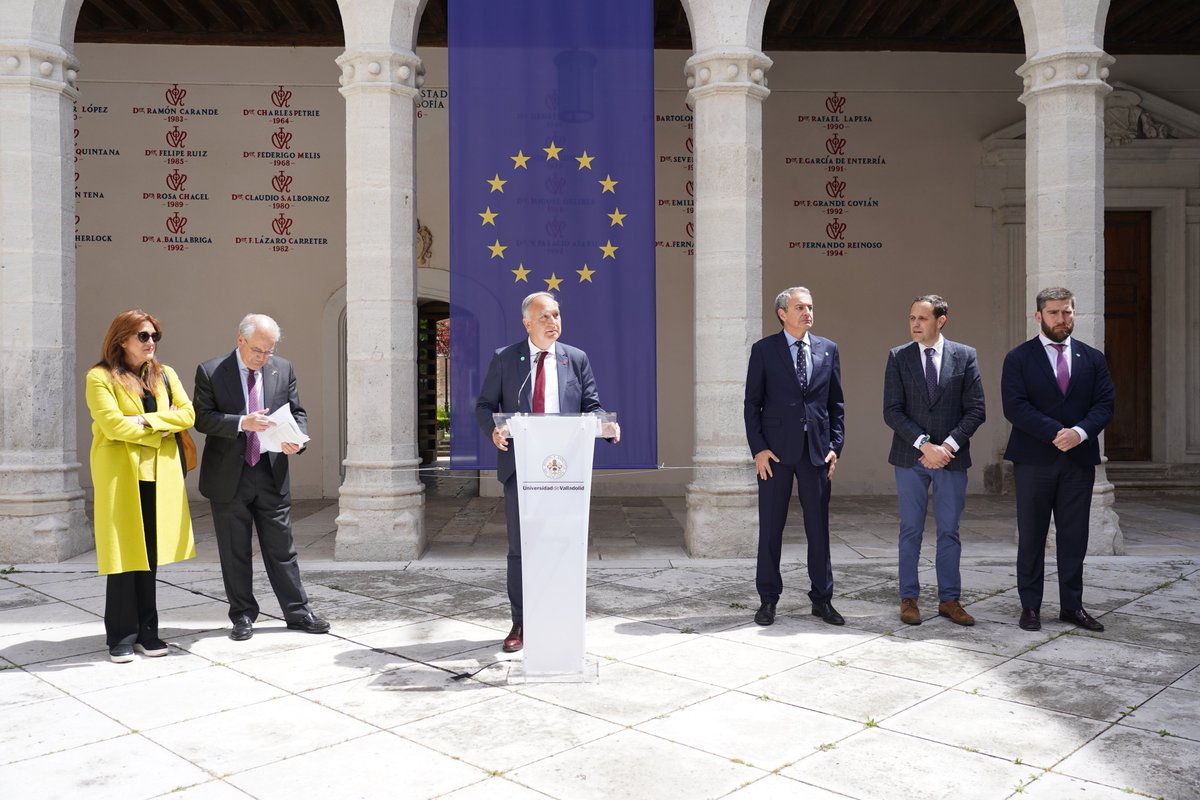 🇪🇺 El Instituto de Estudios Europeos de la Universidad de Valladolid celebra el #DíadeEuropa. ➡️ El presidente @Conrado_Iscar asiste a los actos conmemorativos celebrados en el Palacio de Santa Cruz.