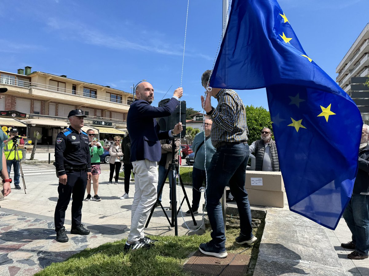 aytolaredo's tweet photo. 🇪🇺Hoy hemos conmemorado el #DíadeEuropa con un acto institucional en el que @MGonzalezlaredo ha izado la #bandera de #Europa acompañado del capital de la @guardiacivil de #Laredo, Diego Orviz, y el jefe de la Policía Local, Francisco Roiz. https://t.co/RXoHZIfGnY