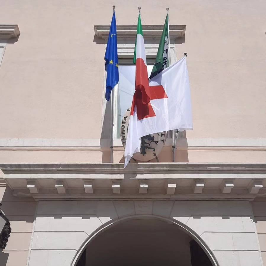La bandiera della #CroceRossa installata all'esterno di Palazzo Margherita, mentre la Fontana Luminosa si tinge di rosso. In occasione del 160° anniversario della CRI, abbiamo deciso di conferire - all'unanimità - la cittadinanza onoraria a una realtà da sempre vicina all'Aquila.