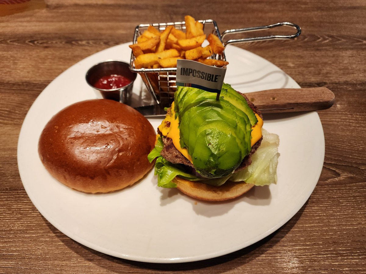 Plant based meat is the best thing to happen to #vegetarians. I eat it all the time when abroad given the limited food choices like tonight in #HongKong.
This @ImpossibleFoods plant based meat burger looks and tastes exactly like conventional meat. Bon appetite 😋
