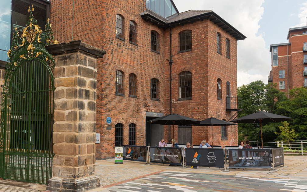 ☀️The sun is shining! Why not come sit outside by the river at the Museum of Making and enjoy a delicious lunch! 🍔🥗 Find all visit information for the Museum of Making here: derbymuseums.org/museum-of-maki… Can't wait to see you there! 📸: Oliver Taylor photography