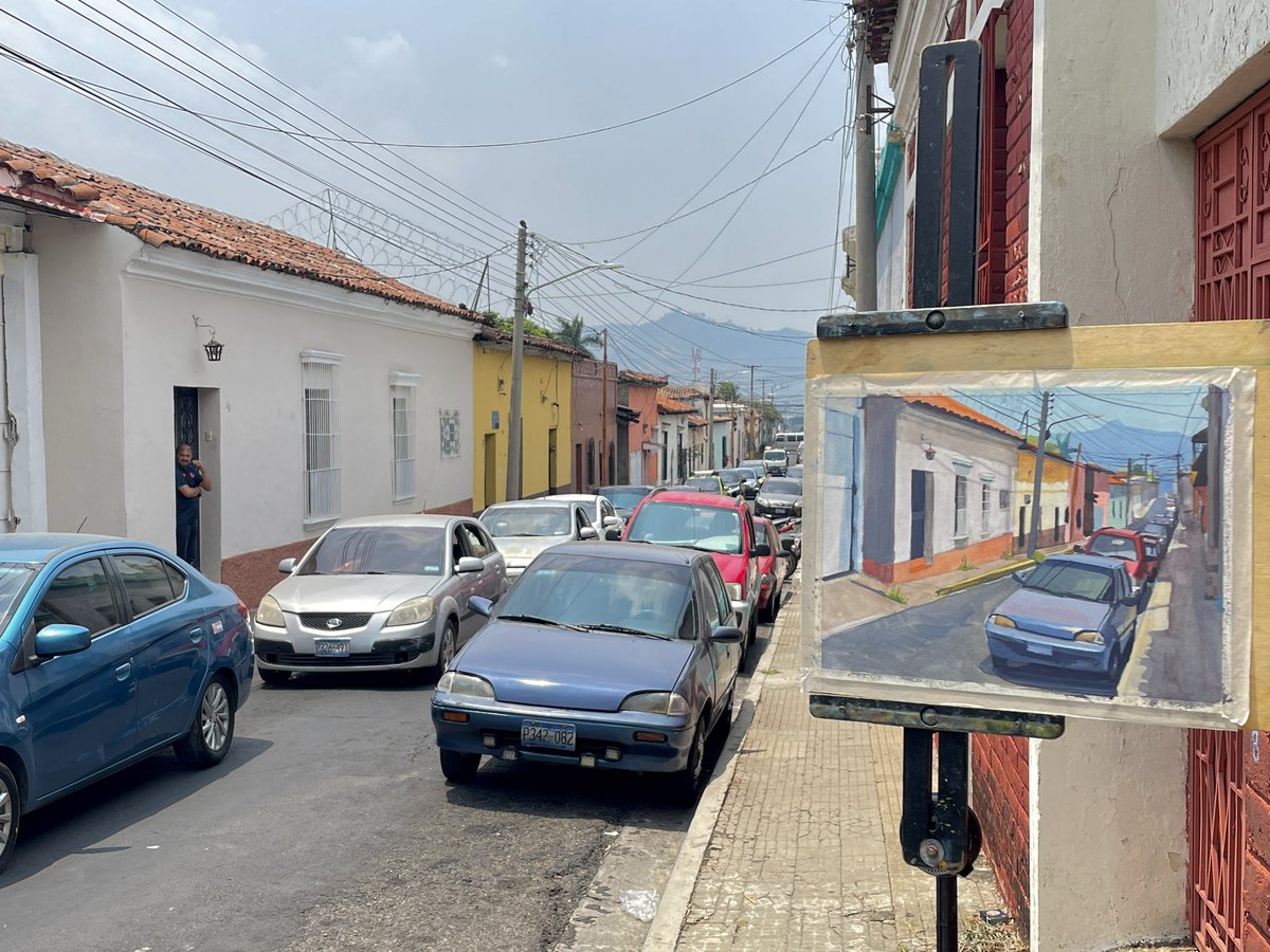 Painting in the streets of Santa Ana is quite fun. The Salvadorians probably never saw a gringo doing #pleinair! Buses full of school children rolled by, cheering. Pretty much every car driving by honked and gave a thumbs up. 😂 And boy, the locals were worried I might die of