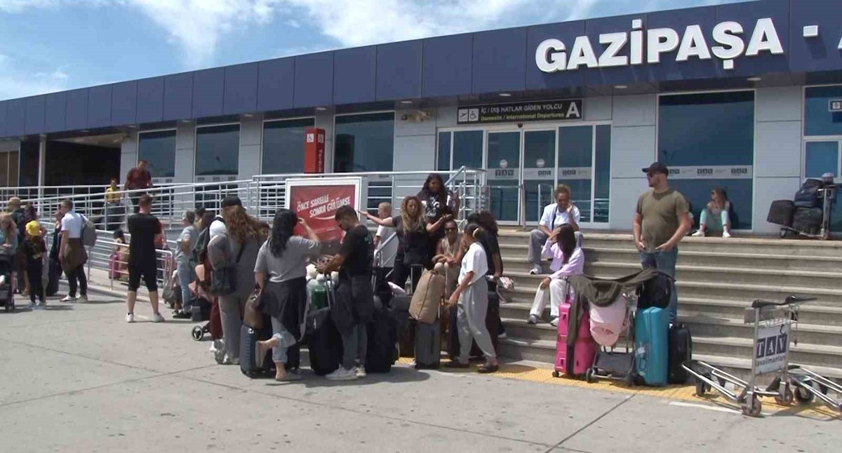 Gazipaşa-Alanya Havalimanında bekliyorlar! Su bile yok diye isyan ettiler alanyapostasi.com.tr/gundem/gazipas…