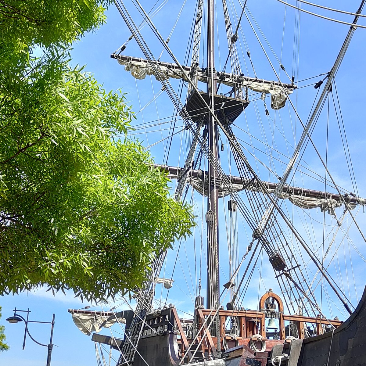 VisitCardiff's tweet photo. Bienvenida @galeonandalucia 🇪🇸⚓️
Visit this amazing replica of a 17th century Spanish ship at Britannia Quay, in @VisitCardiffBay from Fri 10 - Sun 12 May!

Tickets are available to book online or on entry:
https://t.co/8IEmrkC4Iw... https://t.co/qumay2nURD