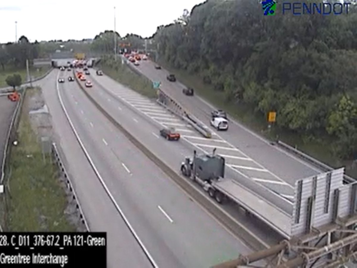 Crews doing landscaping in the median on the inbound Parkway West.  The shoulder is blocked but traffic remains jammed at the top of Greentree Hill past the scene to the Fort Pitt Tunnels. #KDKAradioTraffic