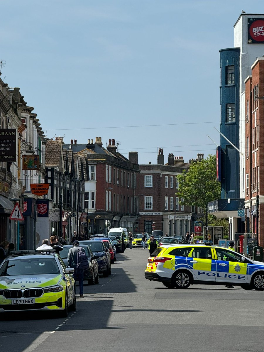 Armed police closed Rowlands Road in #Worthing this afternoon Clearing the public from the vicinity. More to follow