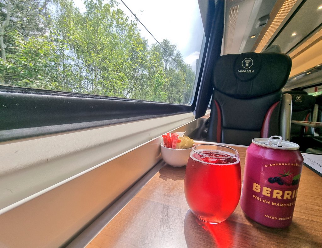 The 'Premier Dining' experience on @tfwrail is second to none 👏🏻 It's beats every other UK and European 'normal' trains by a country mile 🎉 And great value at £25 for a 3 course meal! 💰 I went for the Welsh rarebit, seabass and lemon tart 🤤🏴󠁧󠁢󠁷󠁬󠁳󠁿 #NonstopEurotrip