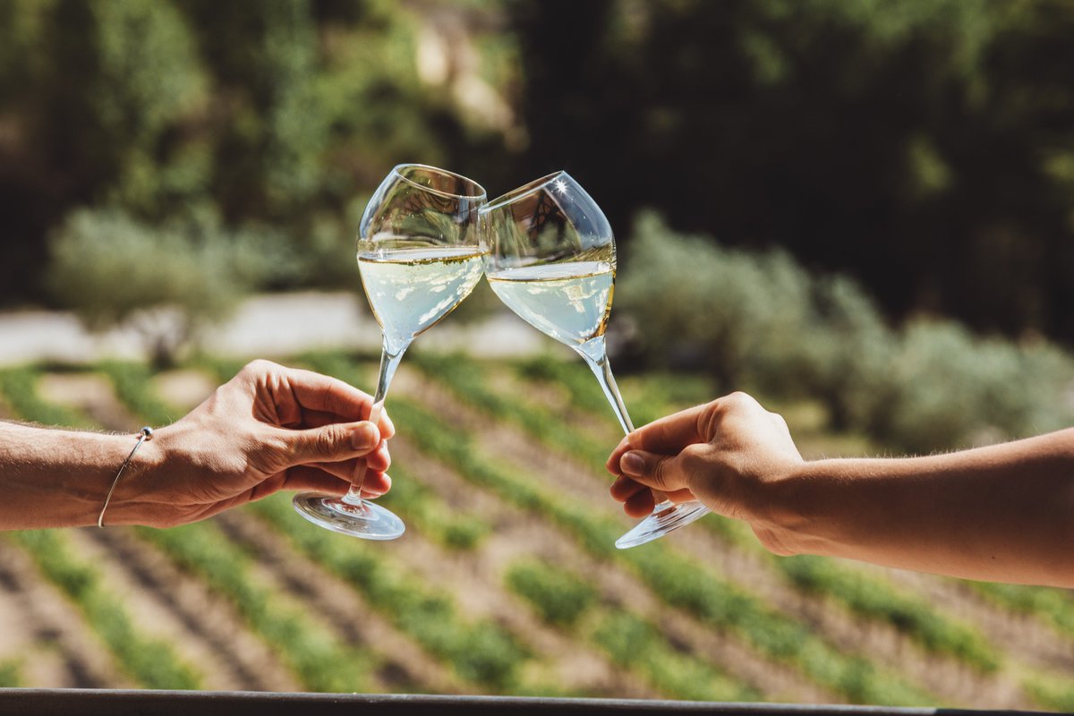 ¡Hoy es el #DíadelVino con D.O.! 🥂
Desde la D.O. Cava nos unimos al movimiento #VINODOcohesionsocial para celebrar conjuntamente este día tan especial. Las denominaciones de origen de vino dan vida a nuestros pueblos. ¡Brindemos por lo que nos une!