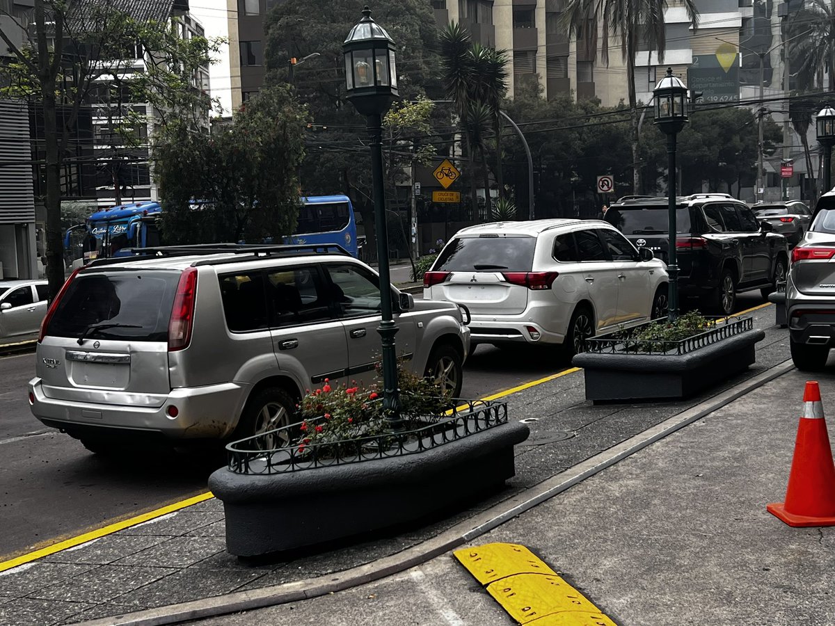 Autos sin placas bloqueando una arteria principal, el tercermundismo diario y dicen que #QuitoRenace