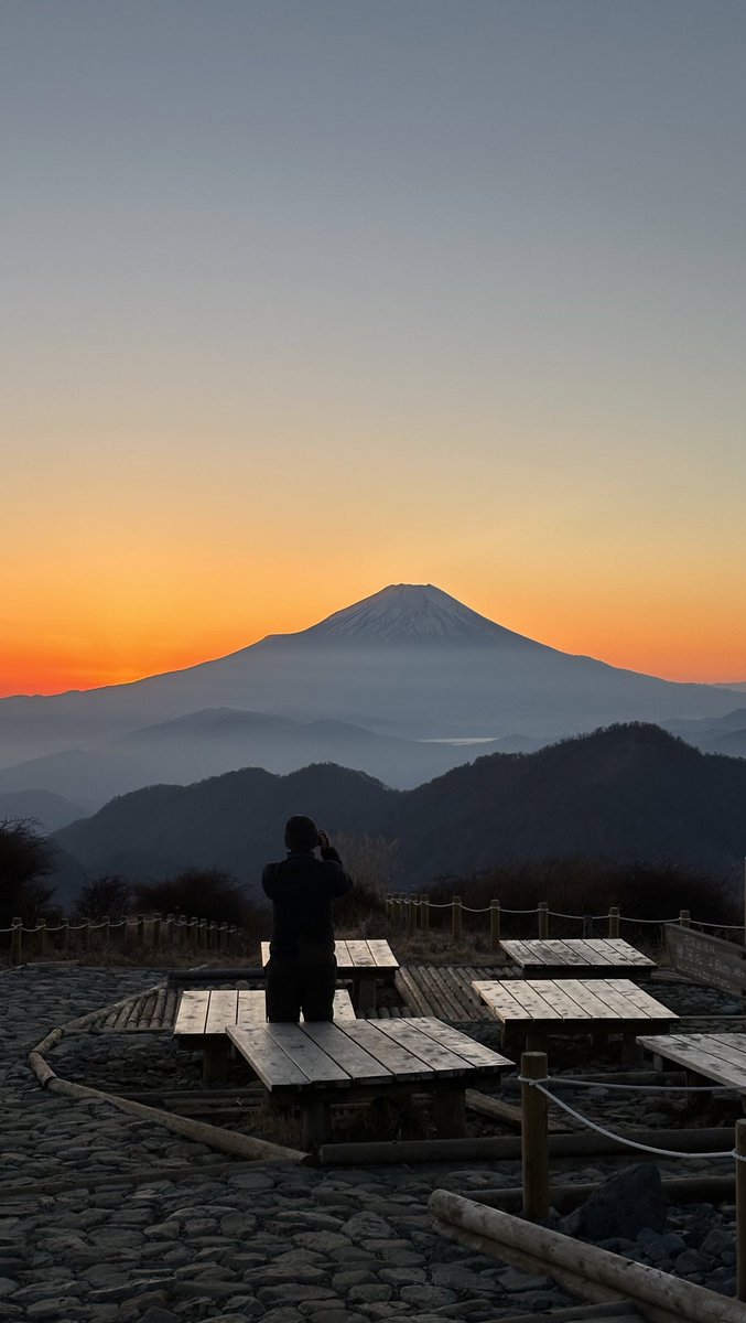 蛭ヶ岳山頂の夕陽は最強。

 #これを見た人は夕方に撮った写真を貼る