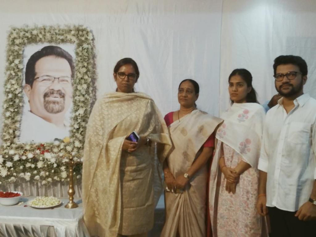 Today Prof. @VarshaEGaikwad paid tribute to staunch Shiv Sainik and former Mayor of Mumbai Shri Vishwanath Mahadeshwar on his first death anniversary at Raje Sambhaji Vidyalaya in Patel Nagar, Khar. #AapliTaiVarshaTai #MumbaiChiTaiVarshaTai #MumbaiNorthCentral