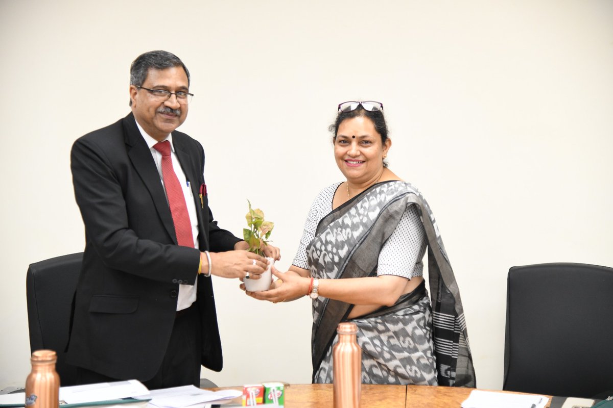 Felicitation of esteemed expert members of today's KAMP review meeting at CSIR-NIScPR. --- @CSIR_IND @Ranjana_23 @GVRayasam @Kampnasta